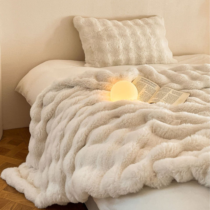 Fluffy cuddly blanket in faux fur look