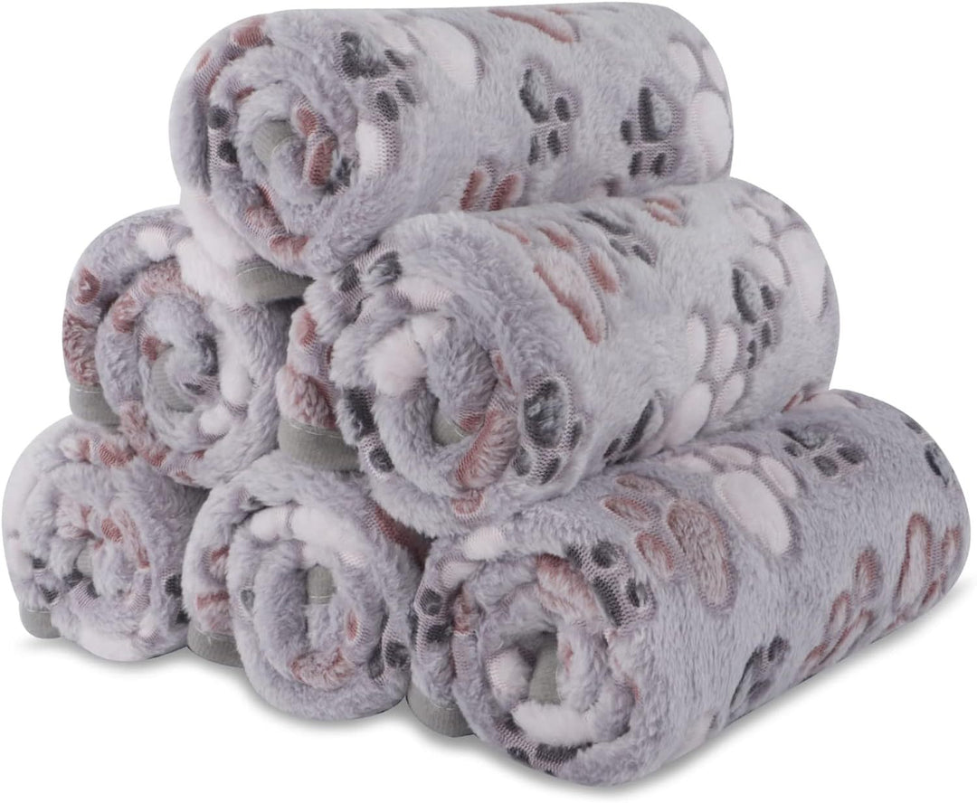 Pet mat made of fleece, paw and bone pattern