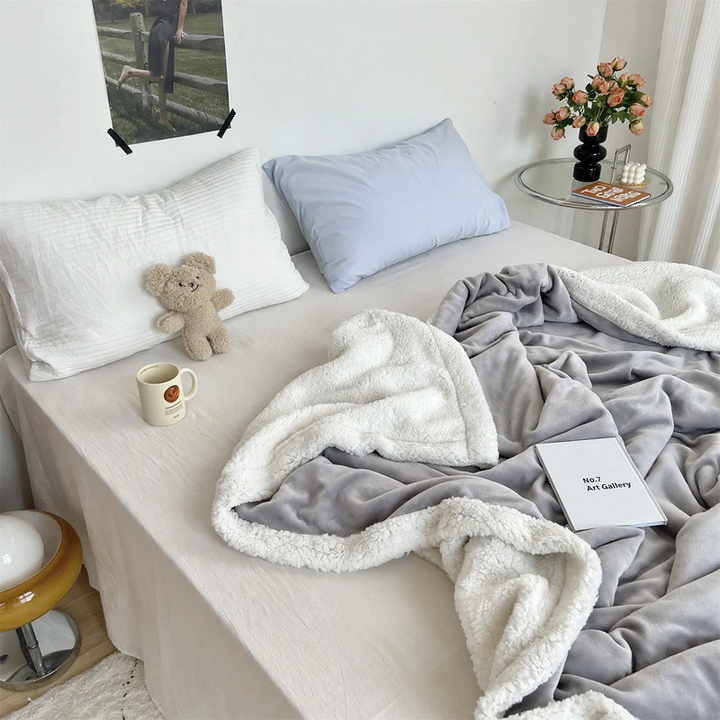 Double-sided cuddle blanket, milk fiber fleece and lamb fleece imitation