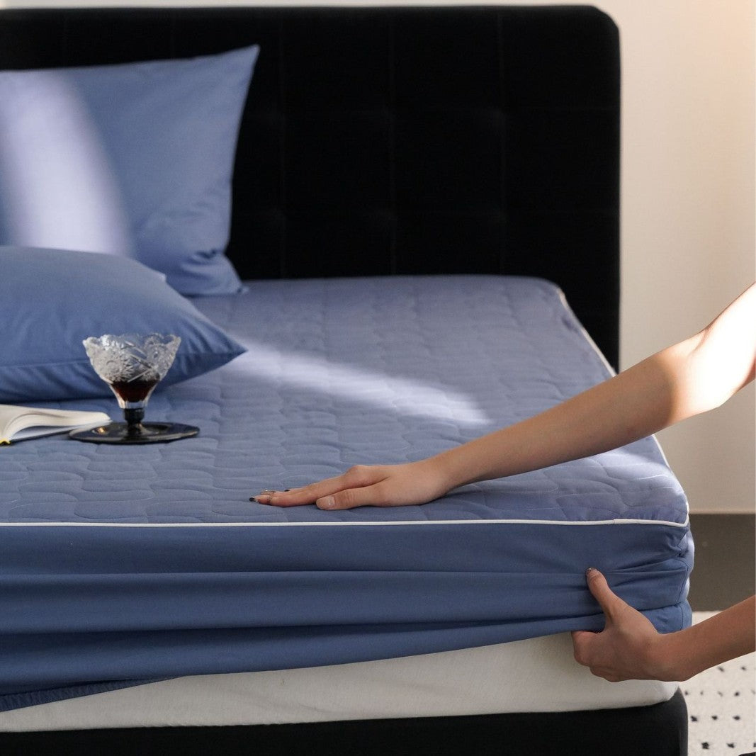 Waterproof mattress protector made of cotton, quilted