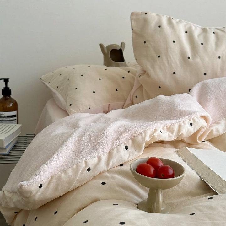 Warm bedding set with polka dot pattern, milk fiber fleece