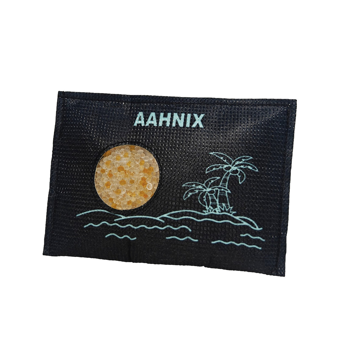 Reusable dehumidifying bag with color-changing silica gel