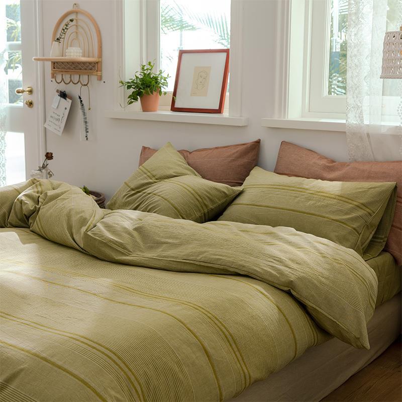 Linen bedding set with button closure