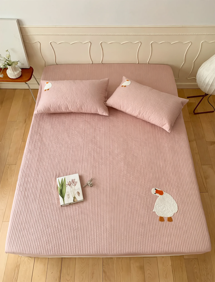 Quilted cotton fitted sheet with cartoon embroidery