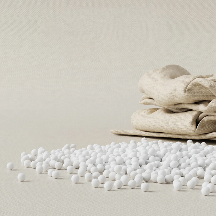 Dehumidifying bag for household use