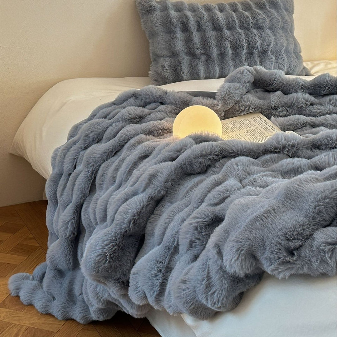 Fluffy cuddly blanket in faux fur look