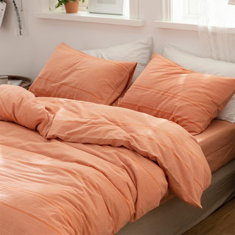 Linen bedding set with button closure