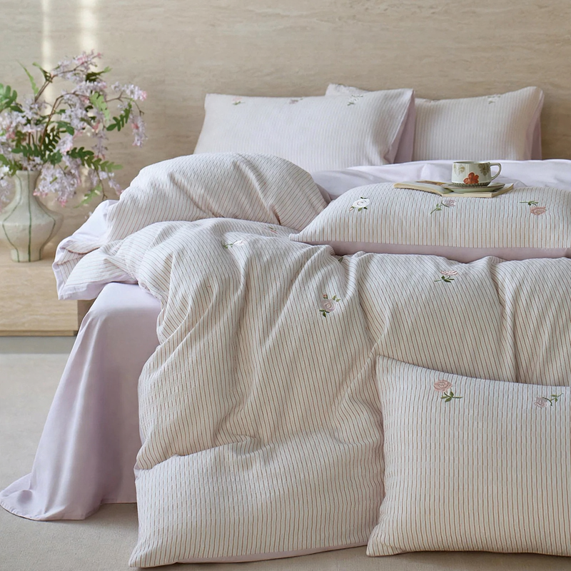 Cotton bedding set with jacquard embroidery