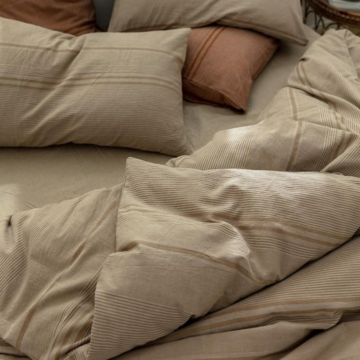 Linen bedding set with button closure