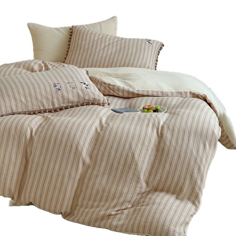 Cotton bedding set with pompom trim