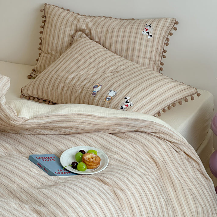 Cotton bedding set with pompom trim