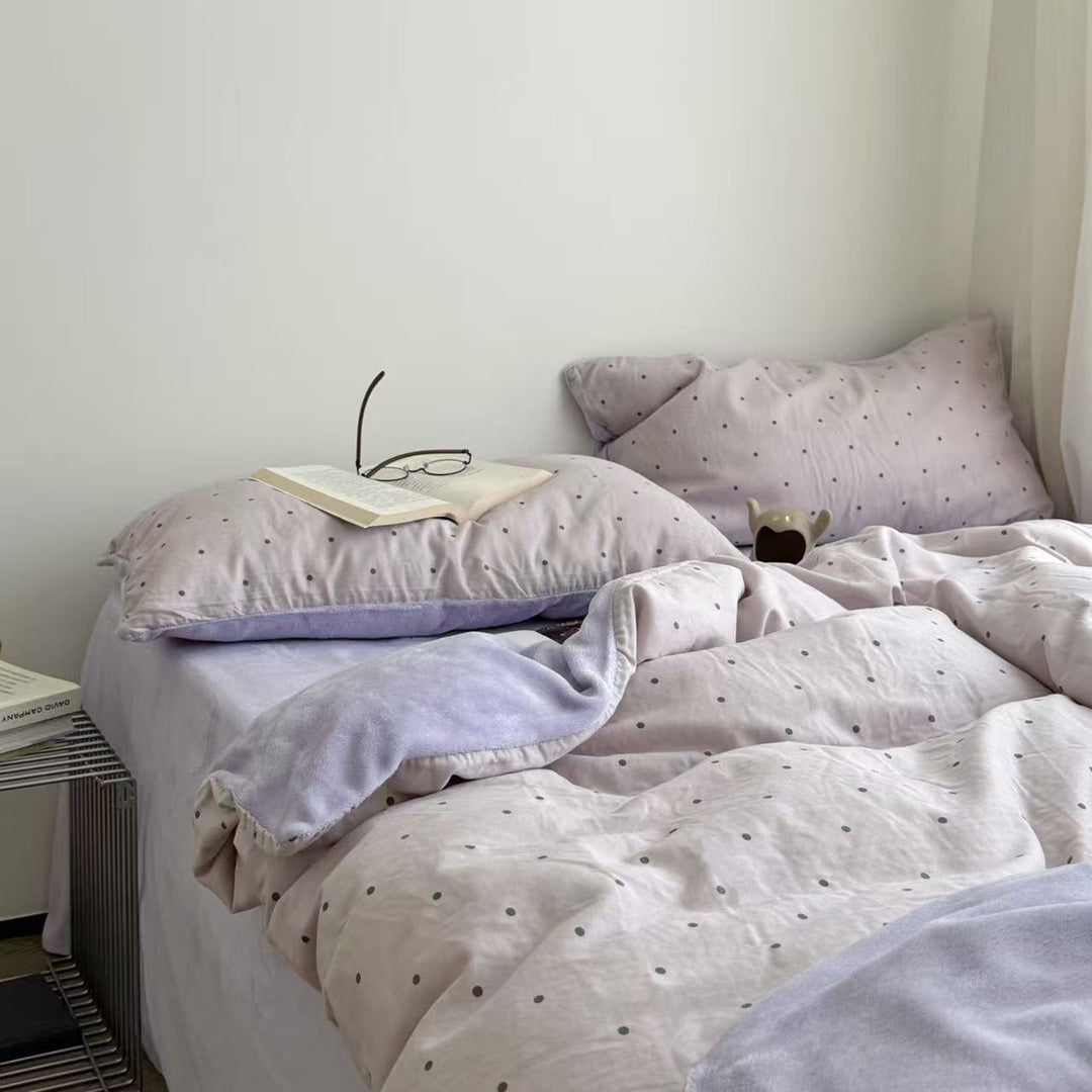 Warm bedding set with polka dot pattern, milk fiber fleece