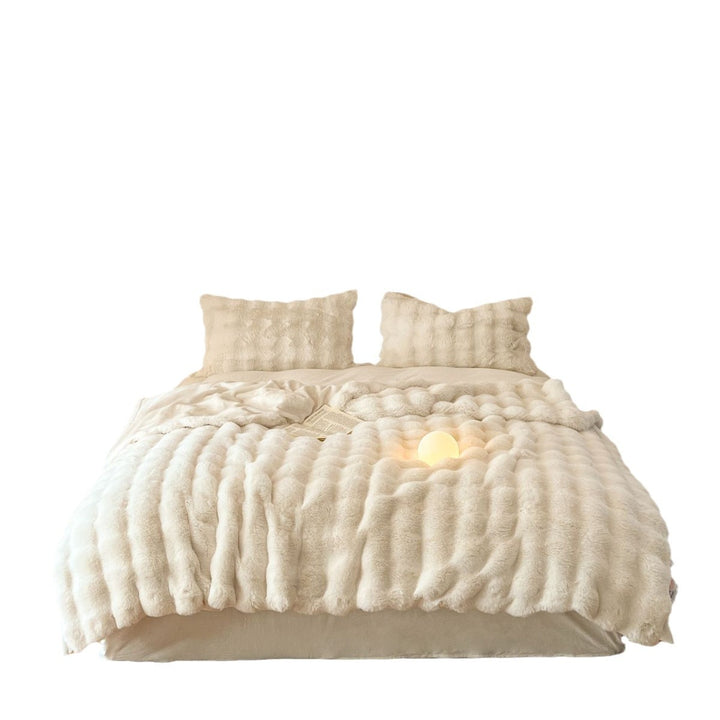 Fluffy cuddly blanket in faux fur look