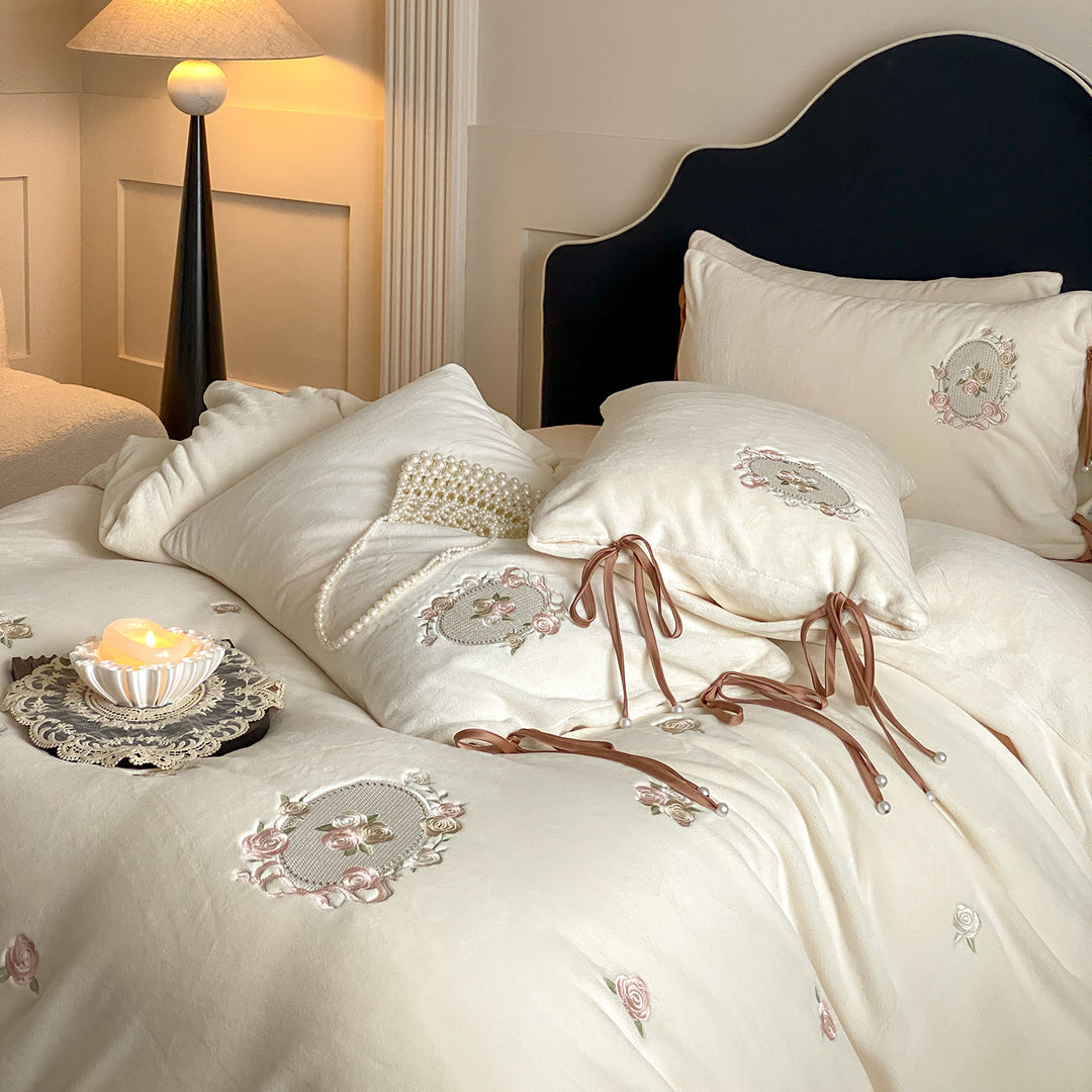 Princess-style bedding made of milk fiber fleece with embroidery