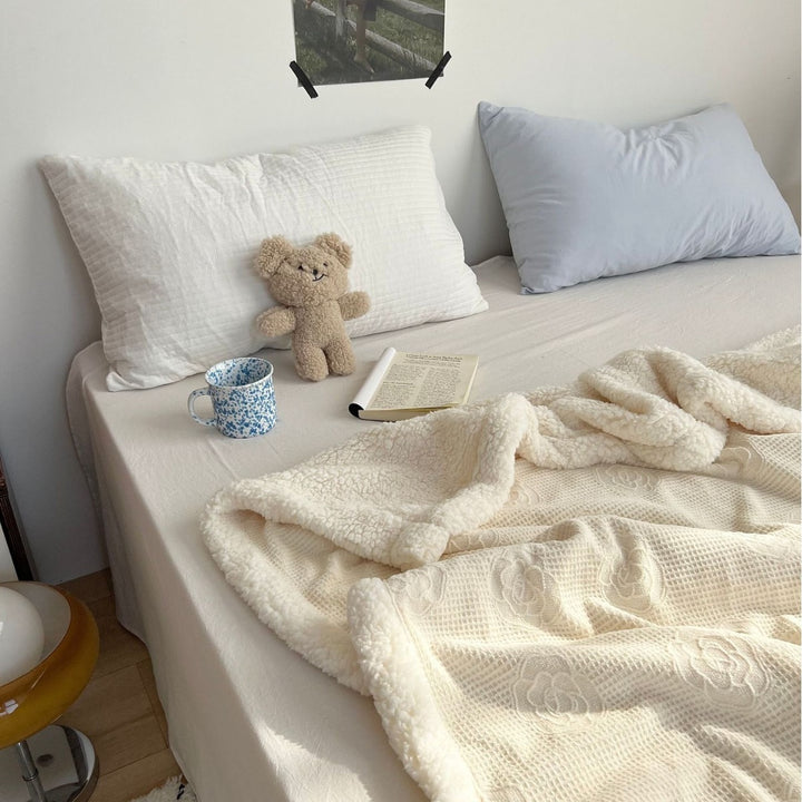 Double-sided cuddle blanket, milk fiber fleece and lamb fleece imitation