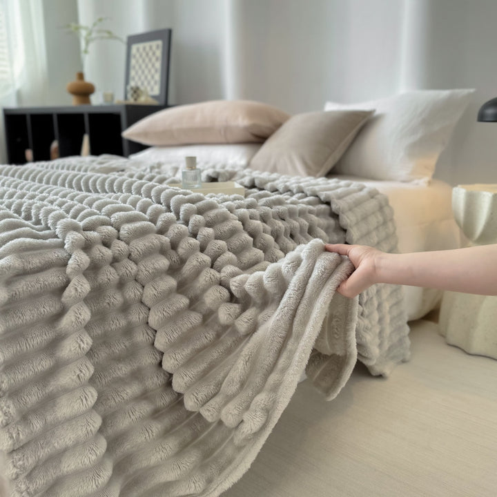 Luxurious flannel blanket made of rabbit fur imitation