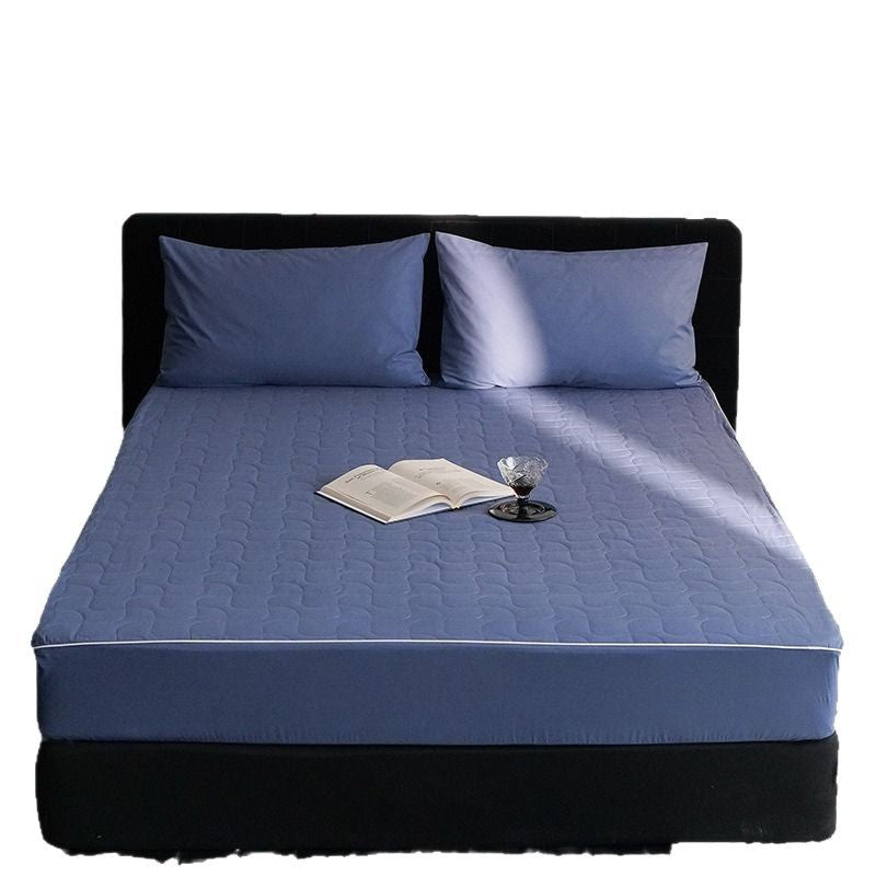 Waterproof mattress protector made of cotton, quilted