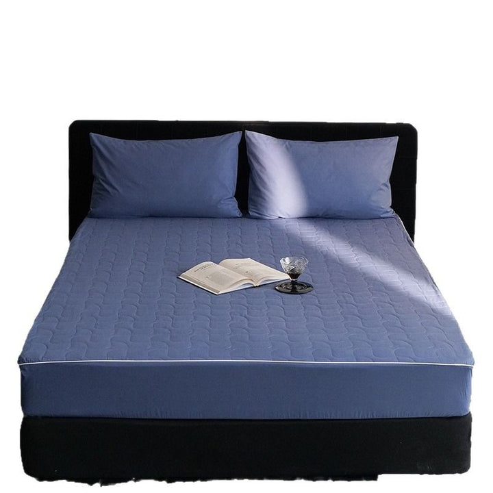 Waterproof mattress protector made of cotton, quilted