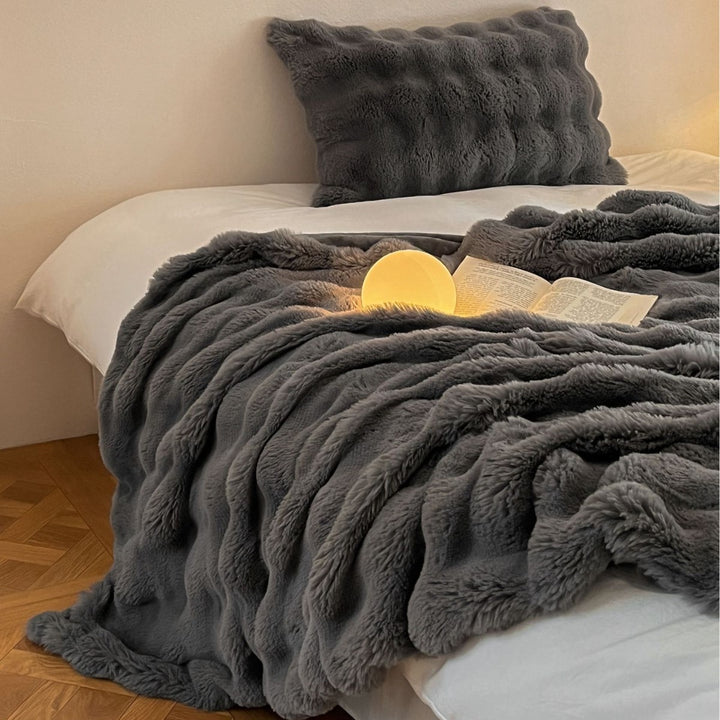 Fluffy cuddly blanket in faux fur look