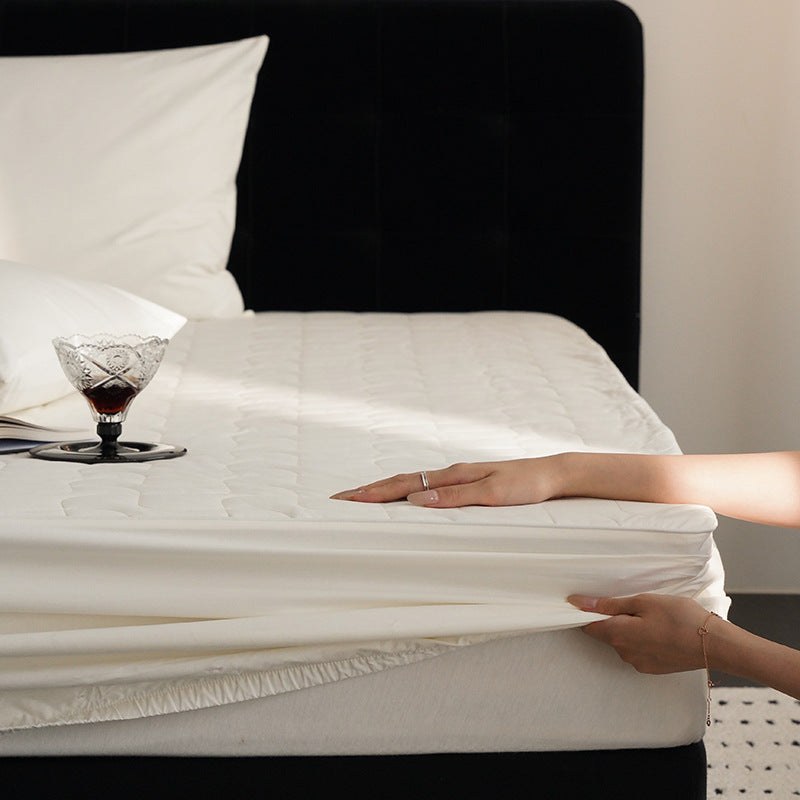 Waterproof mattress protector made of cotton, quilted