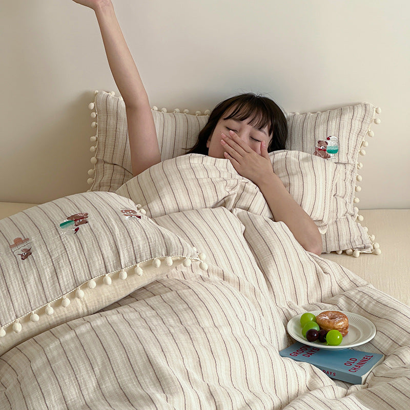 Cotton bedding set with pompom trim