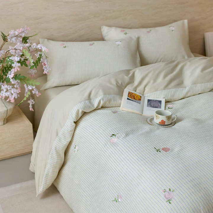 Cotton bedding set with jacquard embroidery