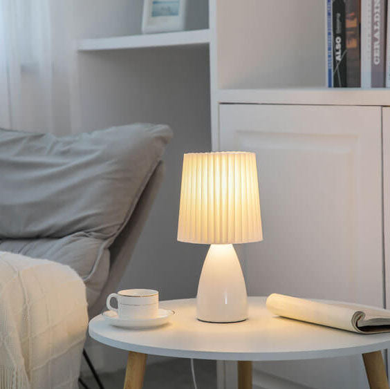 Stornfield | Lampe de table rétro scandinave avec abat-jour plissé et base en verre