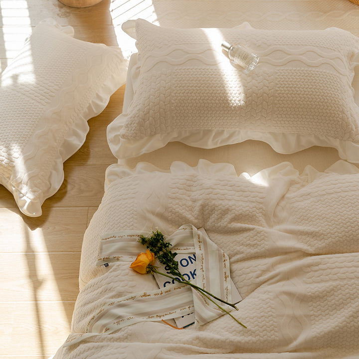 Winter bedding set made of milk fleece with ruffled edge