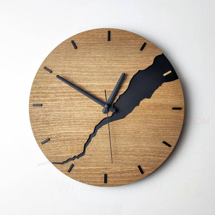 Stornfield | RusticEdge – Horloge mural unique avec surface en bois fissuré et élégance rustique