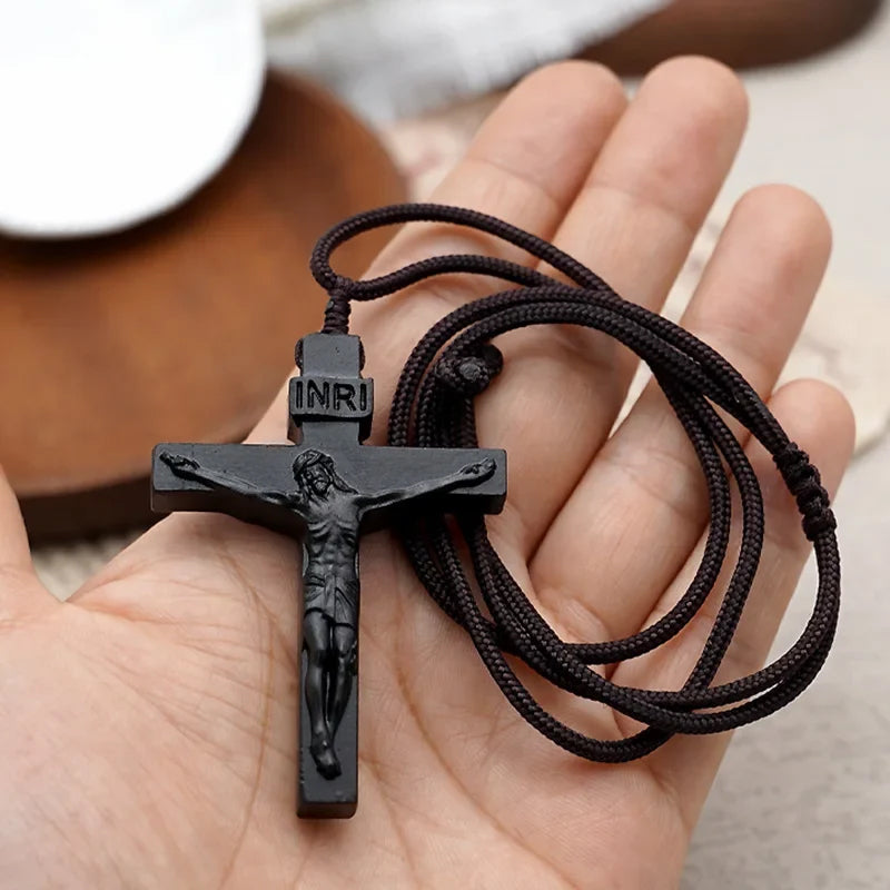 Stornfield | Pendentif Croix de Jésus en Bois