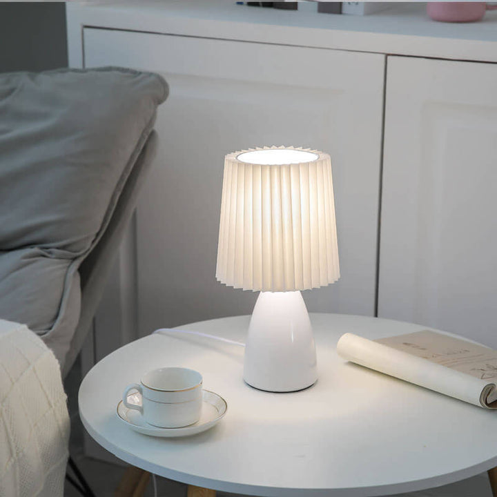 Stornfield | Lampe de table rétro scandinave avec abat-jour plissé et base en verre