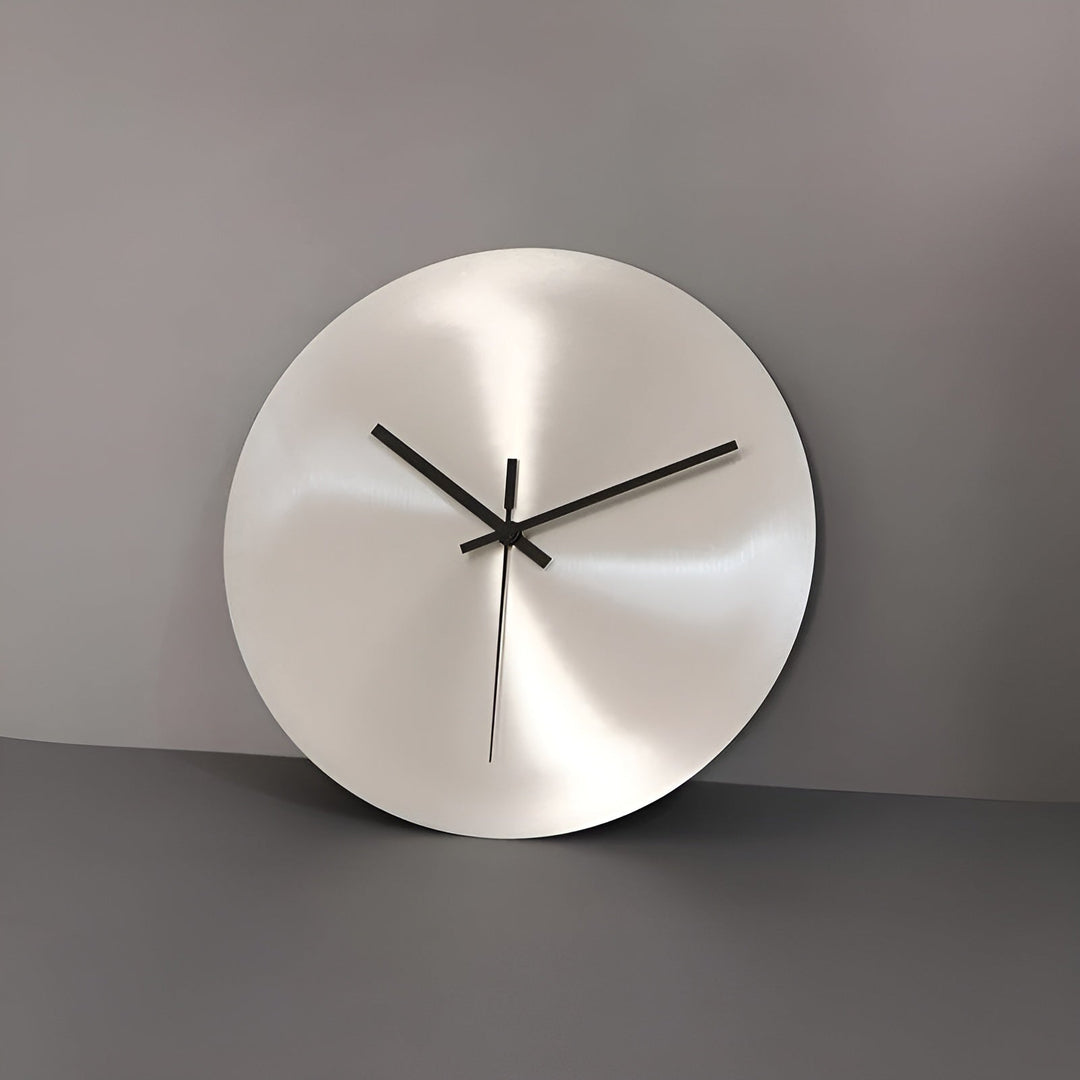 Wall clock in Scandinavian industrial design – Silver round clock | Modern home accessory for living room | Stornfield