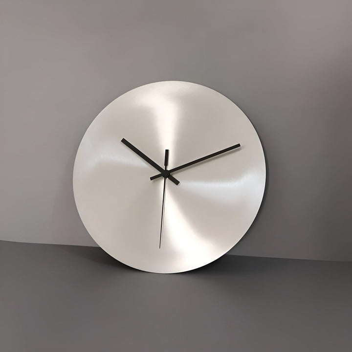 Wall clock in Scandinavian industrial design – Silver round clock | Modern home accessory for living room | Stornfield