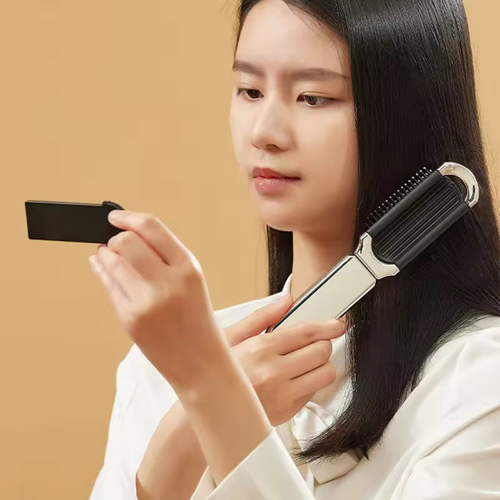 Compact hairbrush with integrated mirror | Stornfield