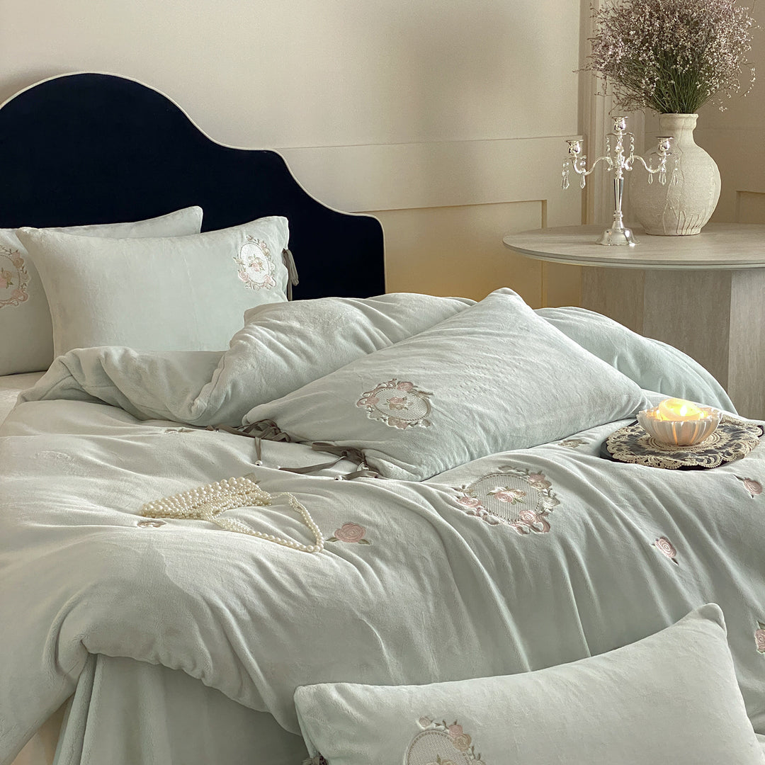 Princess-style bedding made of milk fiber fleece with embroidery