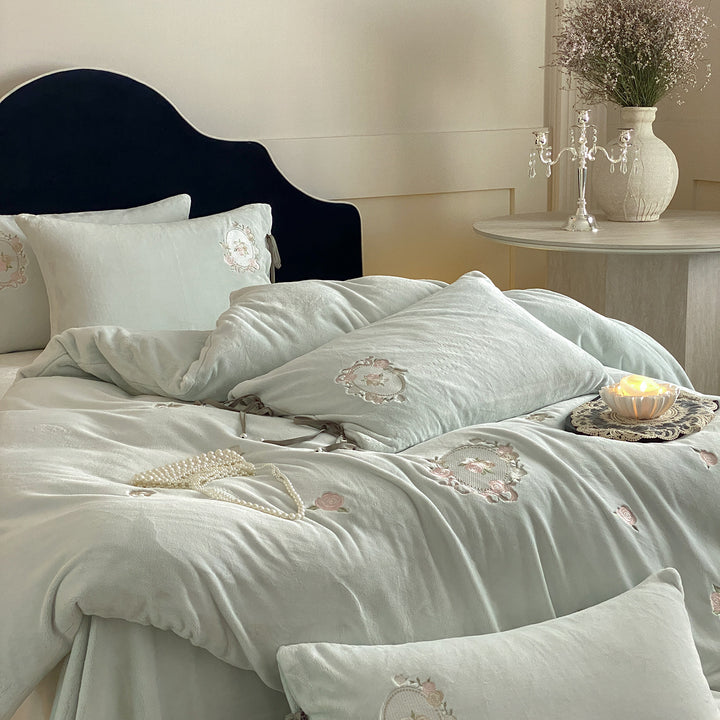 Princess-style bedding made of milk fiber fleece with embroidery