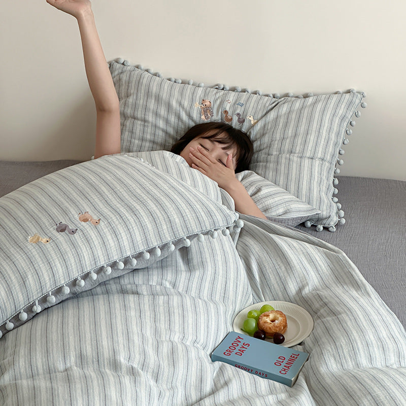 Cotton bedding set with pompom trim