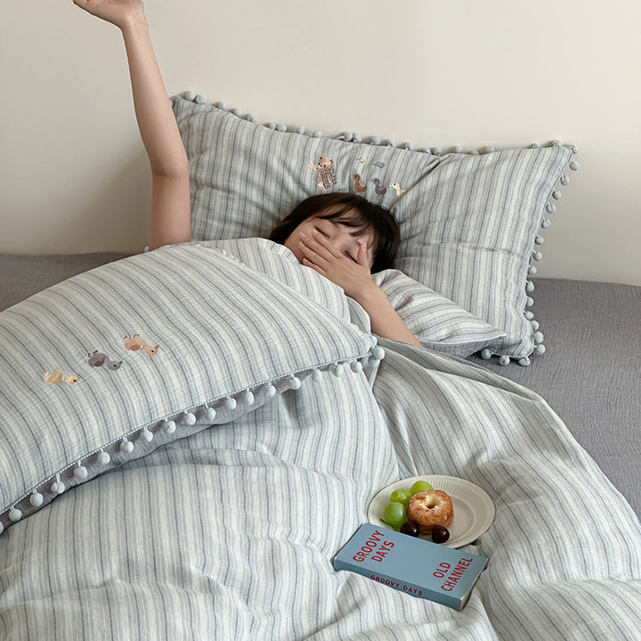 Cotton bedding set with pompom trim