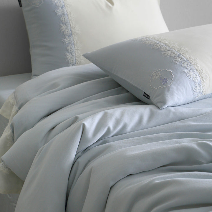 Elegant Tencel bedding set with lace trim