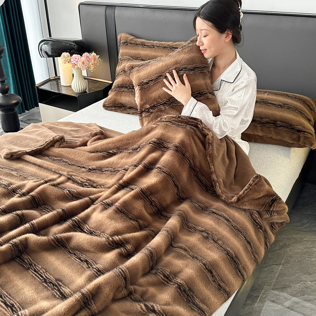 Luxurious faux fur throw blanket, extra soft and warming