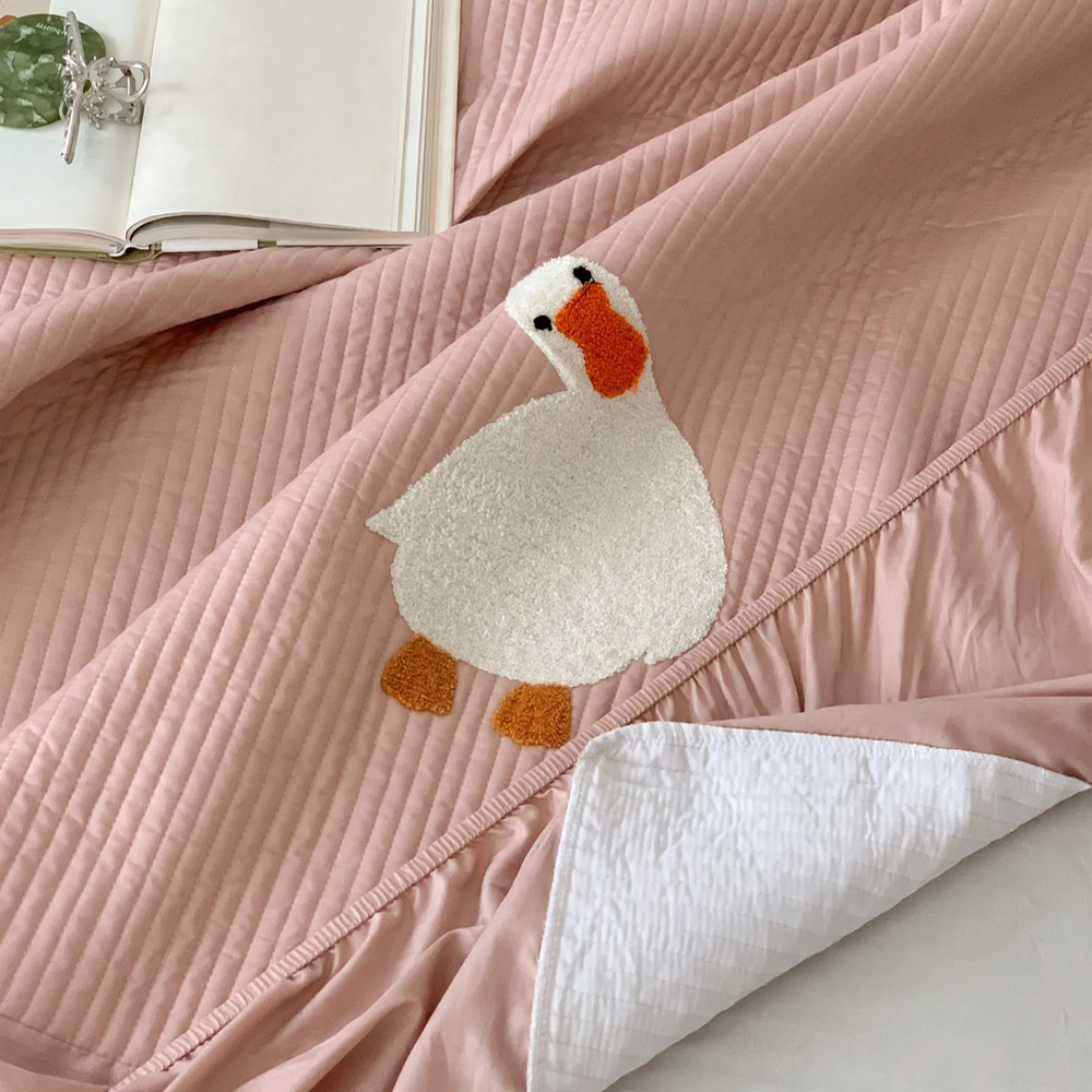 Quilted cotton fitted sheet with cartoon embroidery