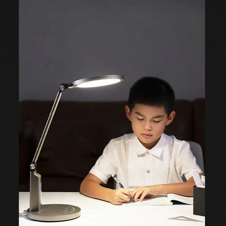 Full spectrum desk lamp for students