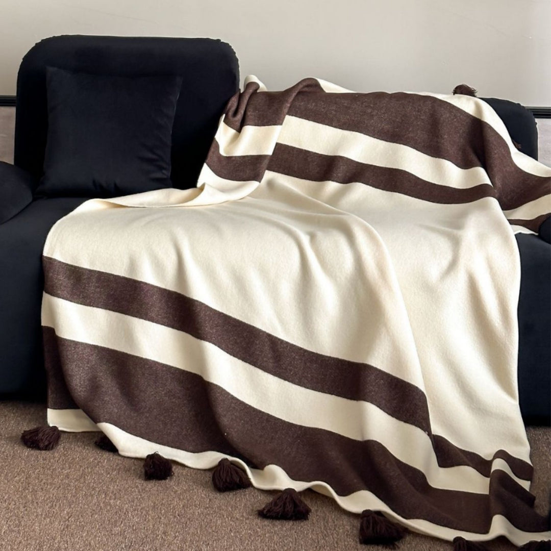 Synthetic fiber throw blanket with fringes, 130 x 160 cm