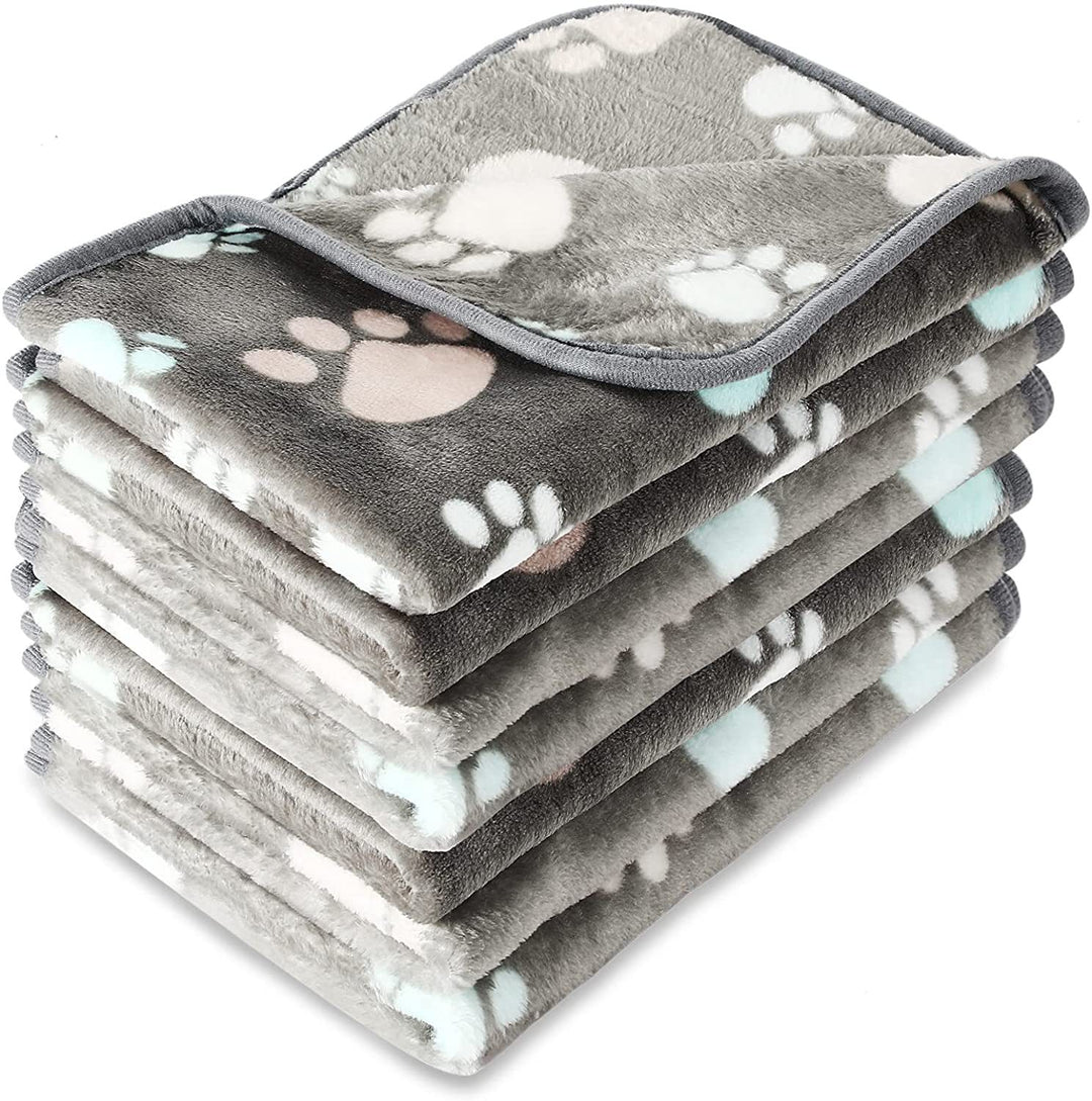 Pet mat made of fleece, paw and bone pattern