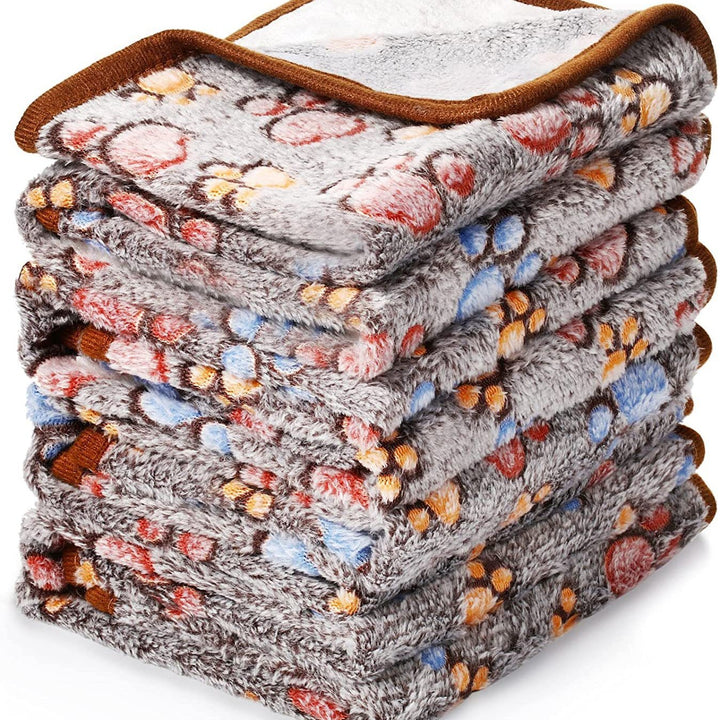 Pet mat made of fleece, paw and bone pattern