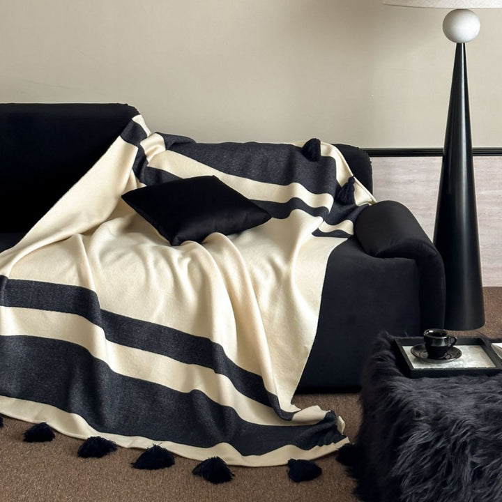 Synthetic fiber throw blanket with fringes, 130 x 160 cm