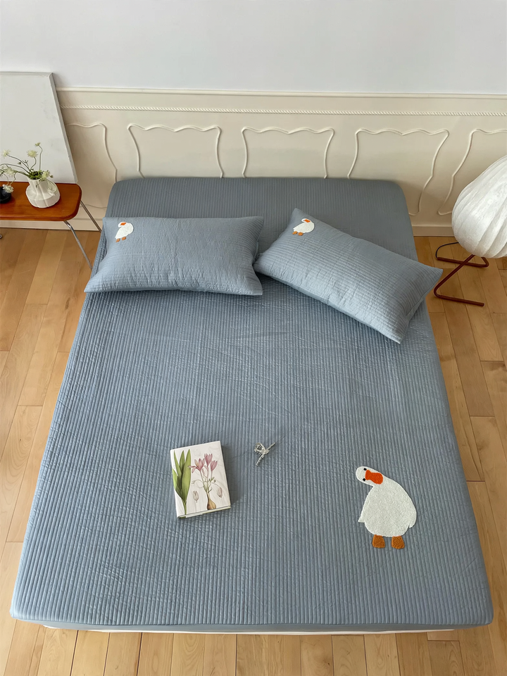 Quilted cotton fitted sheet with cartoon embroidery