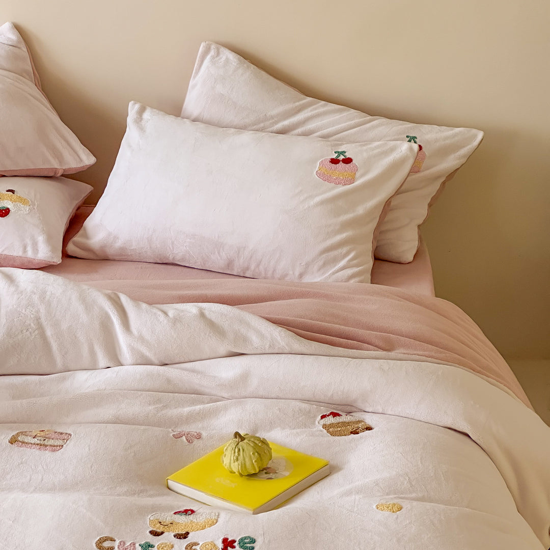 Fluffy bed linen set made of milk fiber fleece for children