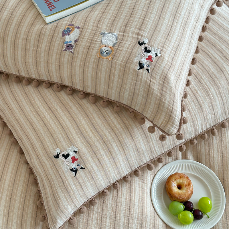 Cotton bedding set with pompom trim