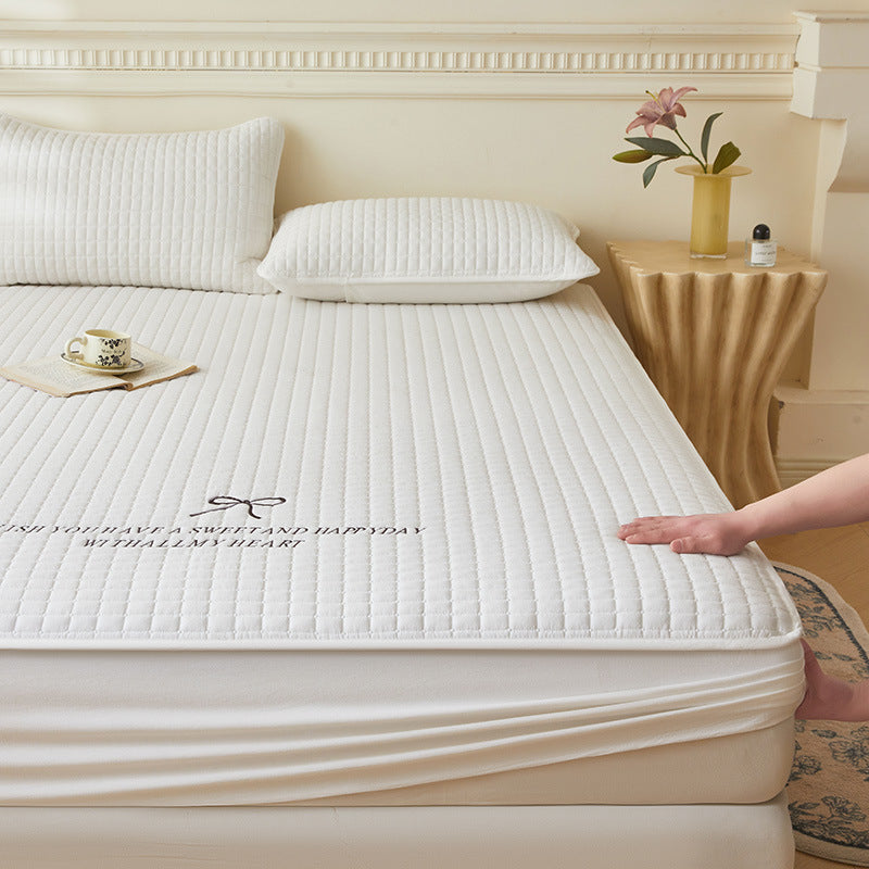 Cotton fitted sheet with quilting, butterflies